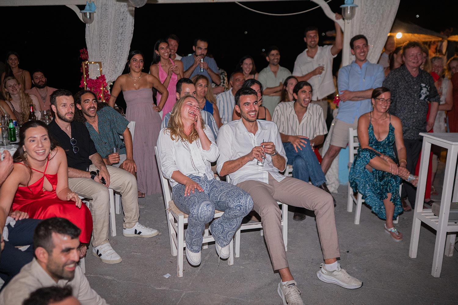 Γάμος σε Ταβέρνα στη Σαντορίνη 32 Το ζευγάρι και οι καλεσμένοι διασκεδάζουν στο πάρτι γάμου που οργάνωσε η Rogdaki Events σε ταβέρνα στη Σαντορίνη