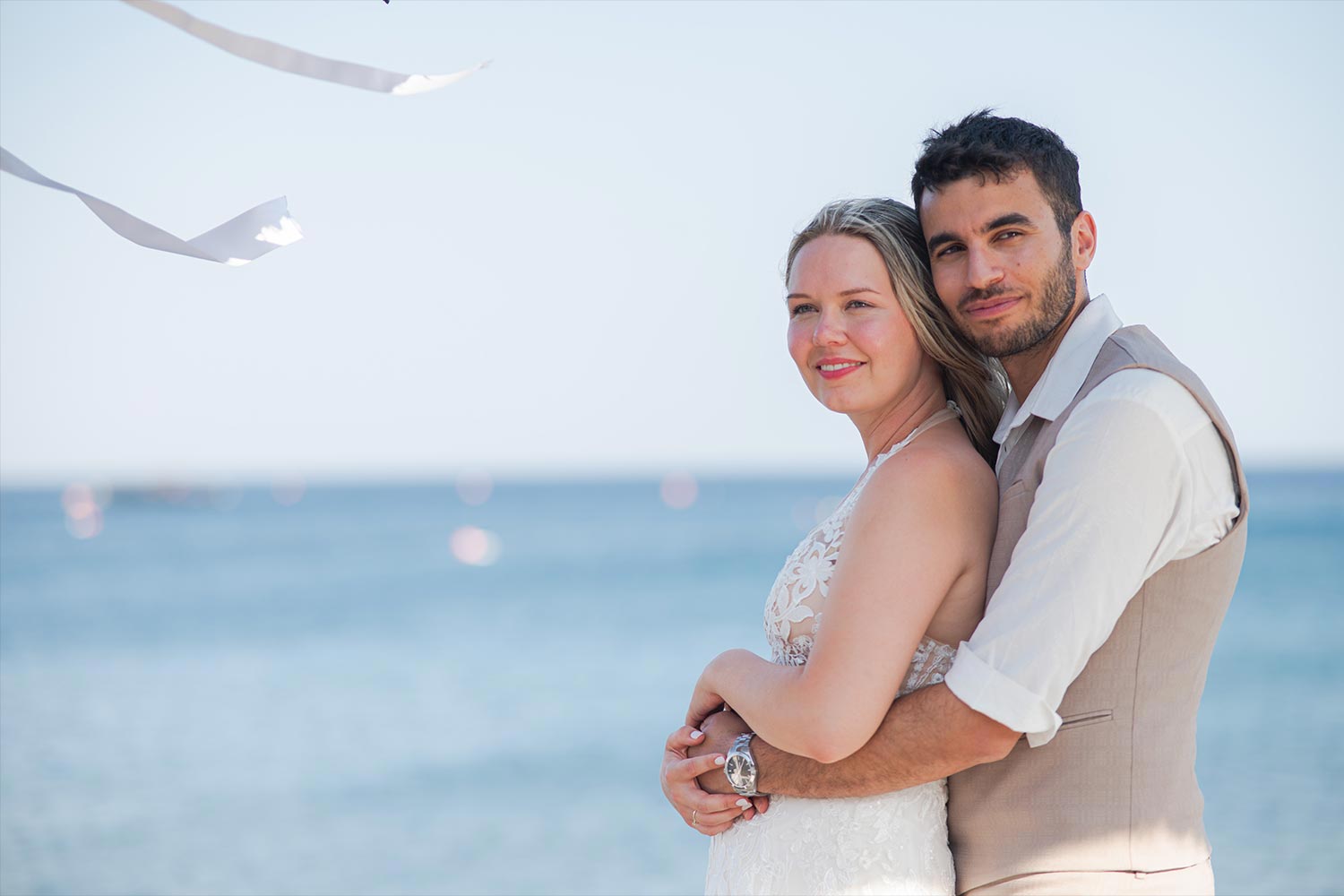 Γάμος σε Ταβέρνα στη Σαντορίνη 21 Το ζευγάρι ποζάρει ευτυχισμένο στη Σαντορίνη, γιορτάζοντας τον γάμο του με τη Rogdaki Events σε παραδοσιακή ταβέρνα