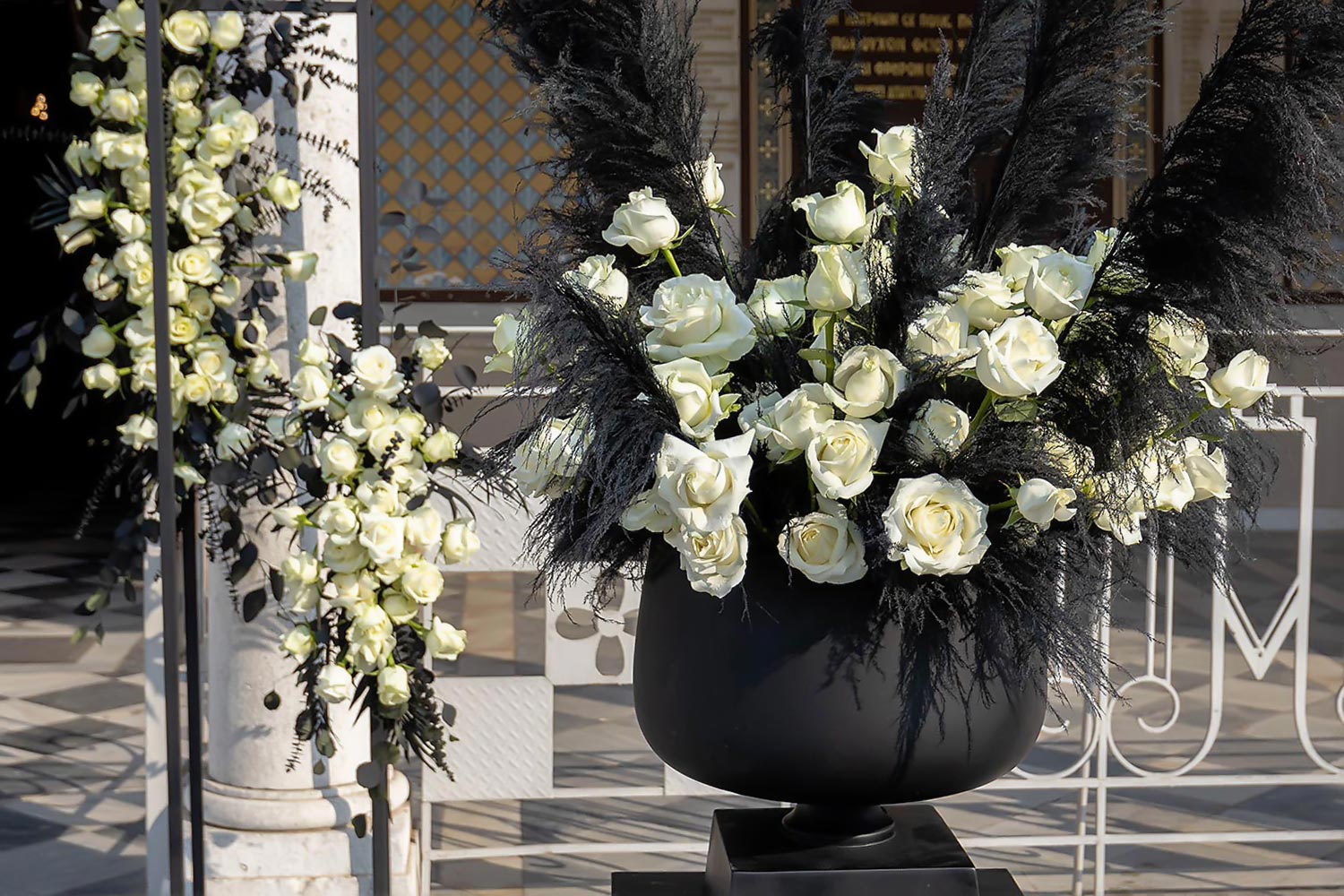 Ένας Γάμος με Υψηλή Αισθητική 7 ανθοσυνθέσεις με λευκά τριαντάφυλλα από τη Rogdaki Events στον Άγιο Ανδρέα