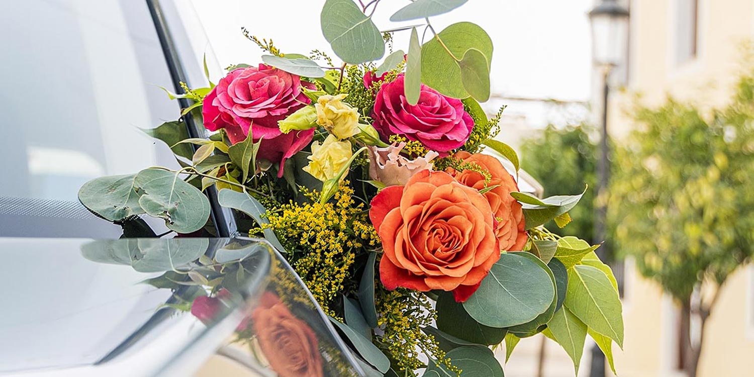 Car bouquet in exotic shades, a unique touch by the Rogdaki Events team