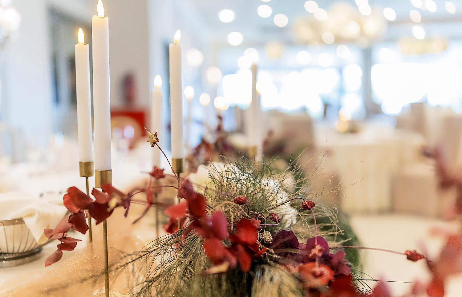 Christmas baptism decoration at Pythari with candles and seasonal floral styling by Rogdaki Events.