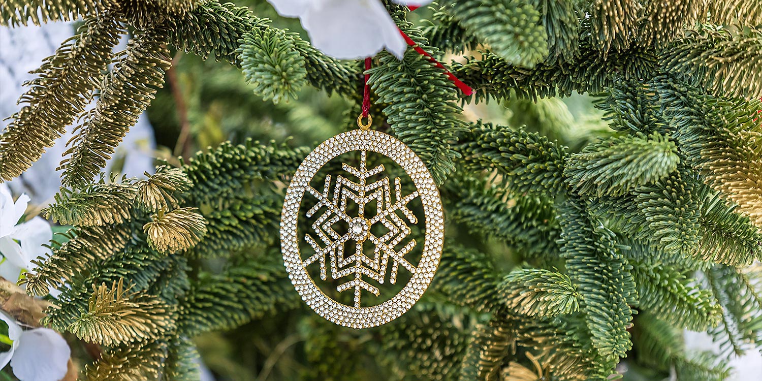 Christmas baptism ornament with gold details and the refined aesthetic of Rogdaki Events