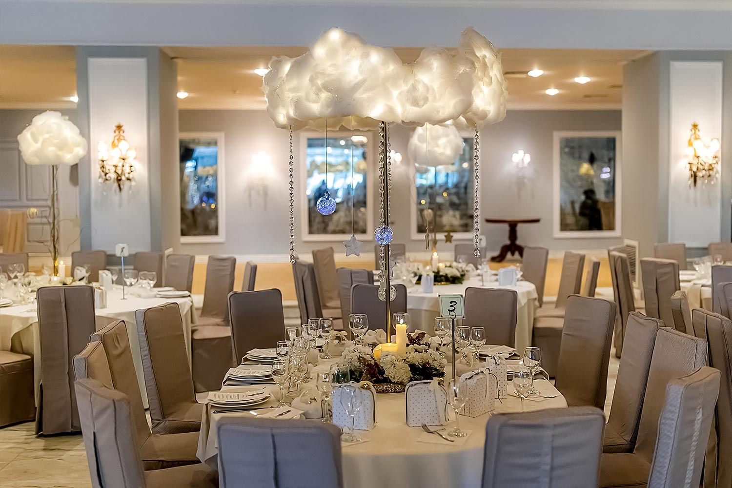 Dreamy composition with an illuminated cloud and stars in a festive Rogdaki Events setup.