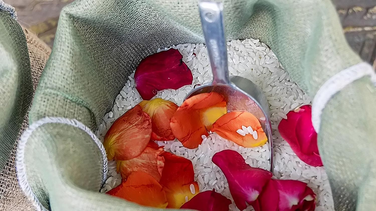 Fabric pouches with rice and flower petals prepared by Rogdaki Events.