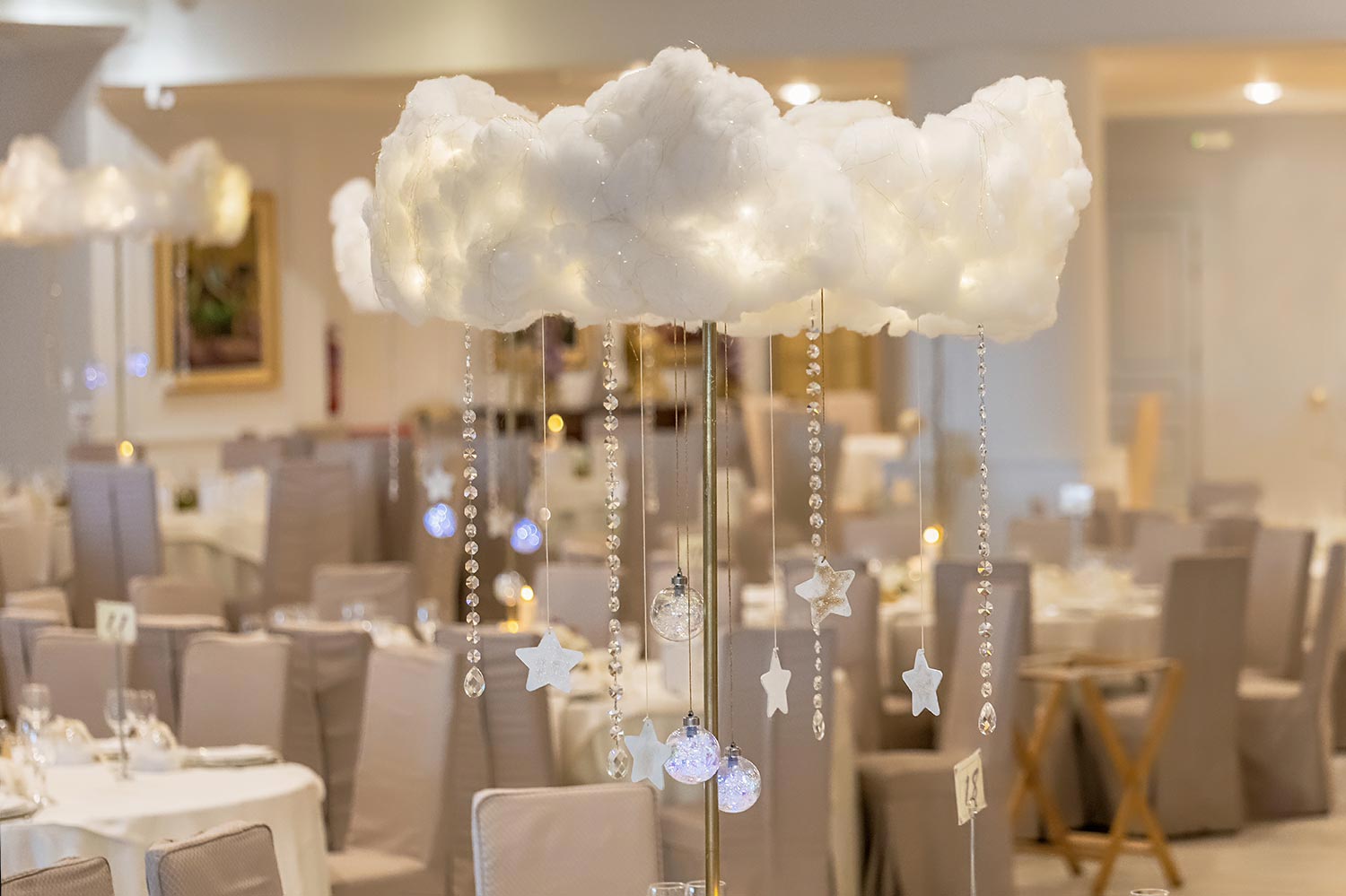 Χριστουγεννιάτικη Βάπτιση με Θέμα Σύννεφα & Αστέρια 33 Ονειρική σύνθεση με φωτεινό σύννεφο και αστέρια σε festive setup Rogdaki Events.