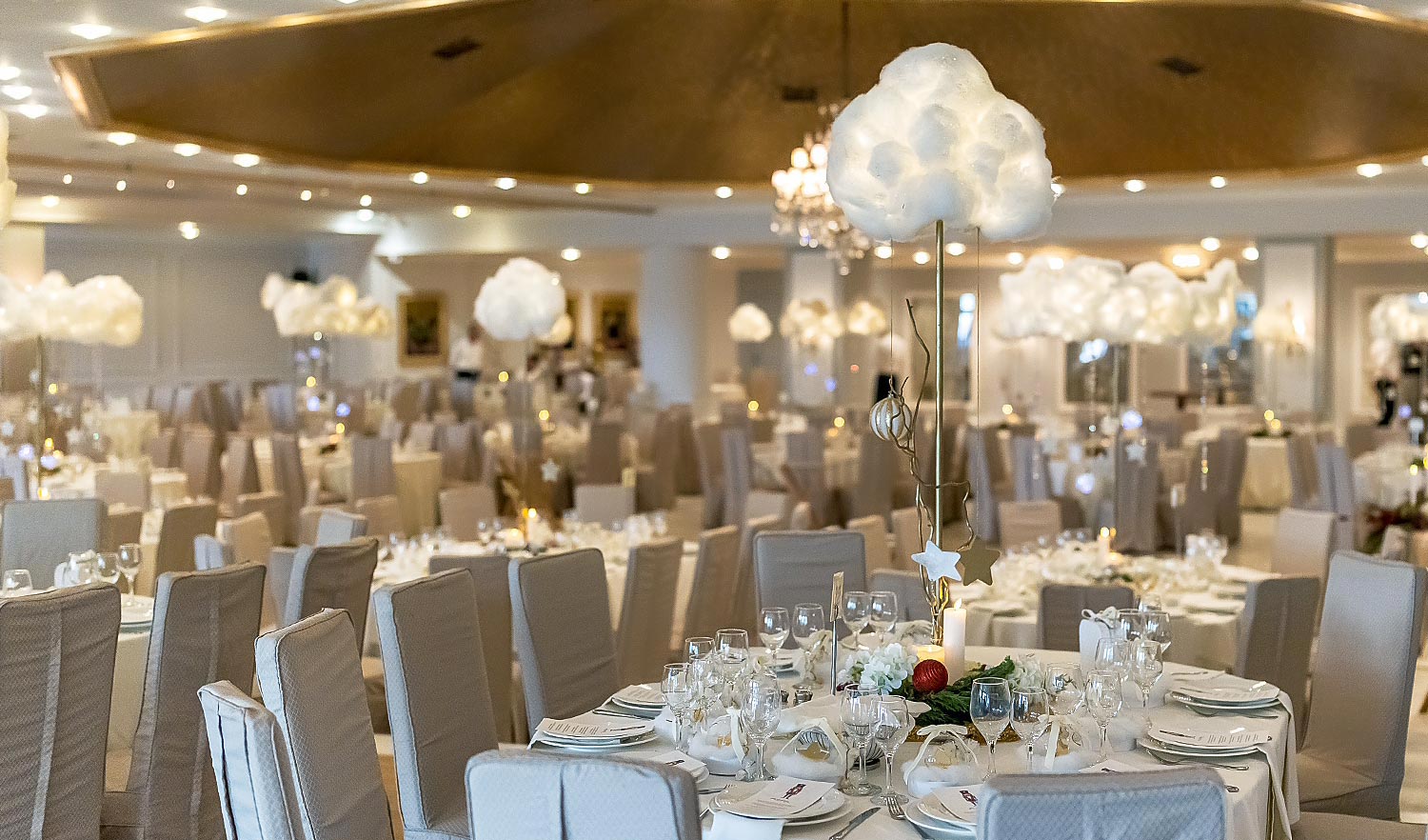 Rogdaki Events Design Christmas Baptism Clouds and Stars, centerpieces decorated with illuminated clouds and crystals.