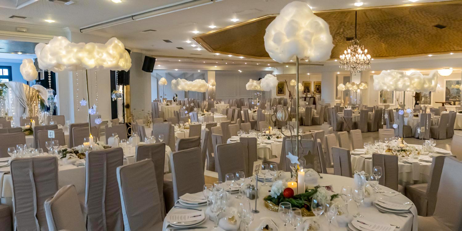 Χριστουγεννιάτικη Βάπτιση με Θέμα Σύννεφα & Αστέρια 13 Rogdaki Events Design Χριστουγεννιάτικη Βάπτιση Σύννεφα και Αστέρια διακόσμηση centerpieces με φωτιζόμενα σύννεφα και κρυστάλλους.