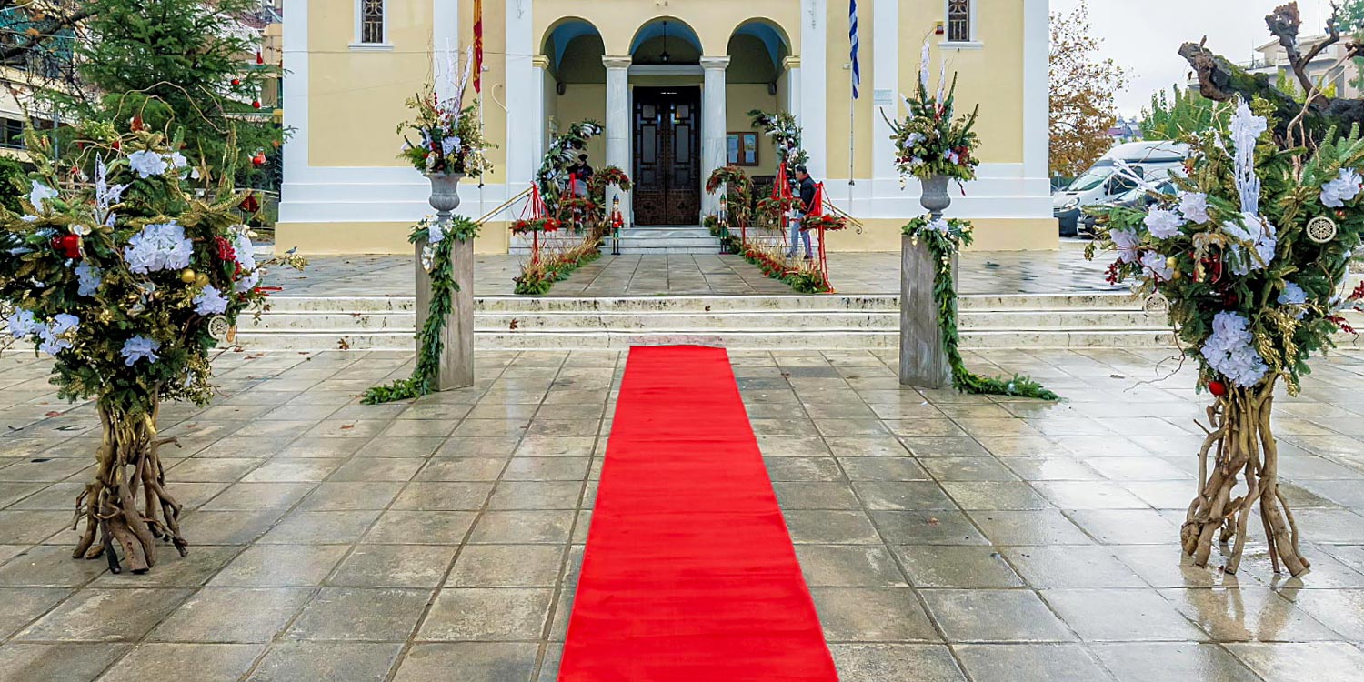 Χριστουγεννιάτικη Βάπτιση με Θέμα Σύννεφα & Αστέρια 1 Rogdaki Events Design Χριστουγεννιάτικη Βάπτιση Σύννεφα και Αστέρια στολισμός εισόδου εκκλησίας με κόκκινο χαλί και έλατα