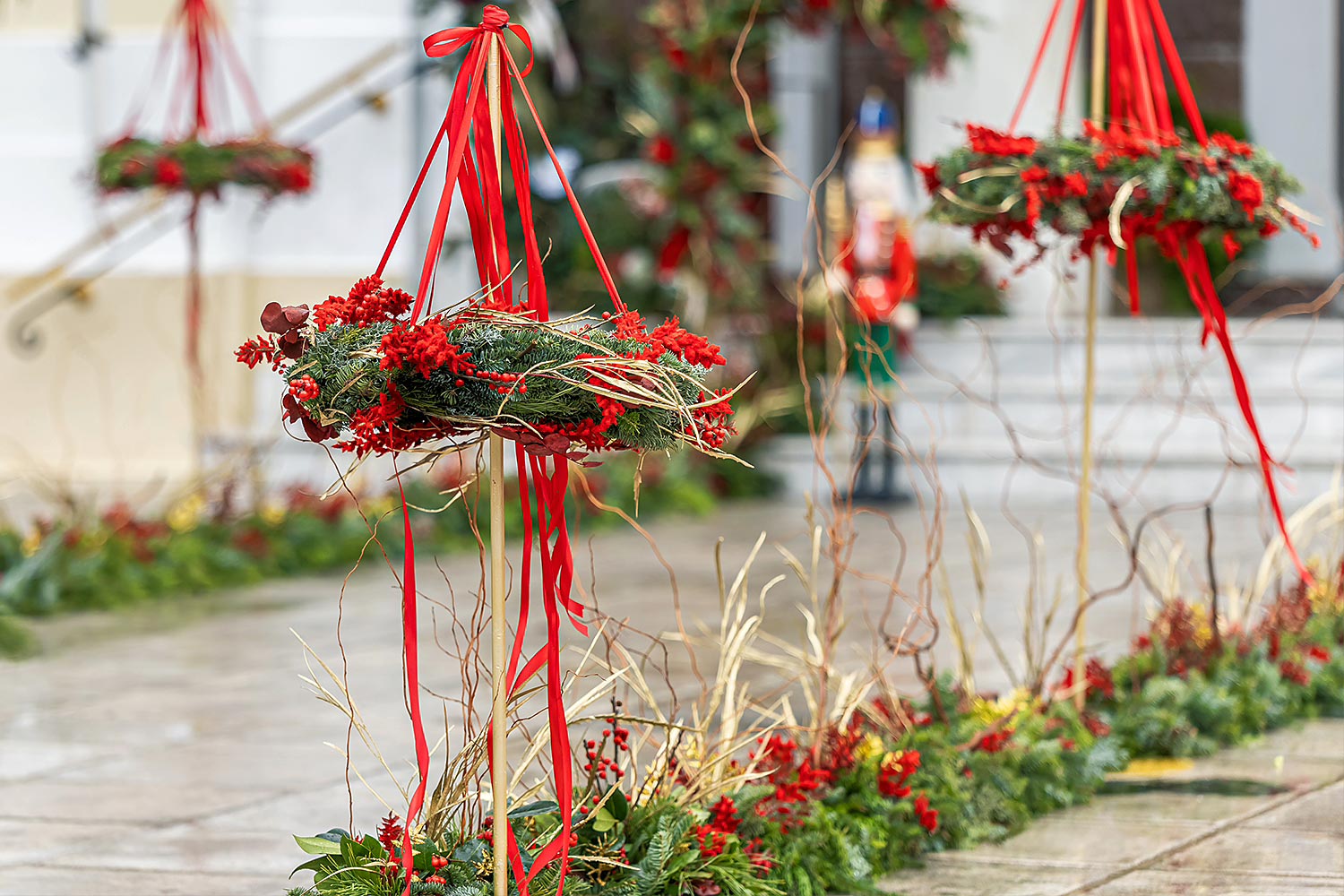 Χριστουγεννιάτικη Βάπτιση με Θέμα Σύννεφα & Αστέρια 4 Rogdaki Events Design Χριστουγεννιάτικη Βάπτιση Σύννεφα και Αστέρια λεπτομέρεια από κρεμαστά carousels με κόκκινες κορδέλες.