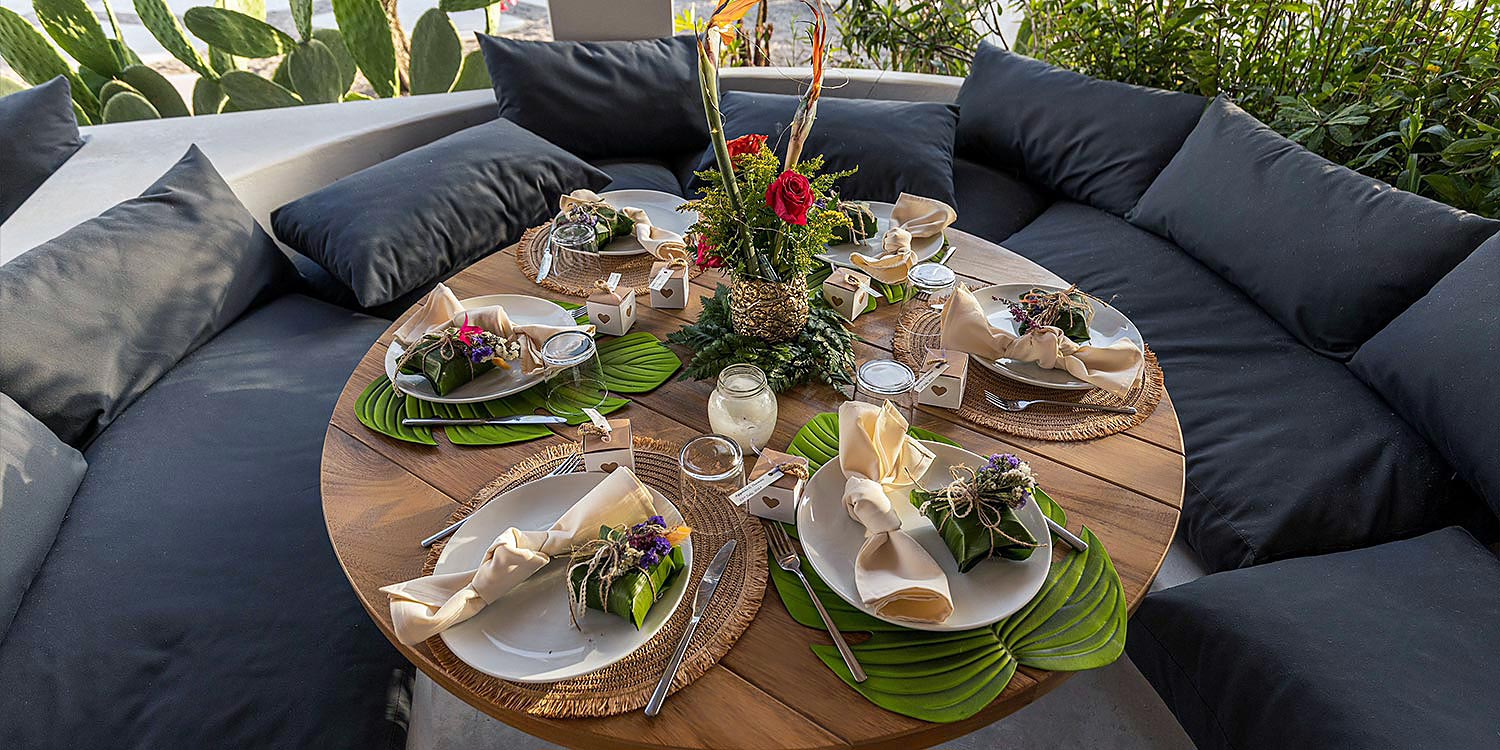 Round ONA tablescape by Rogdaki Events featuring natural textures, soft tones, and a vibrant pineapple arrangement