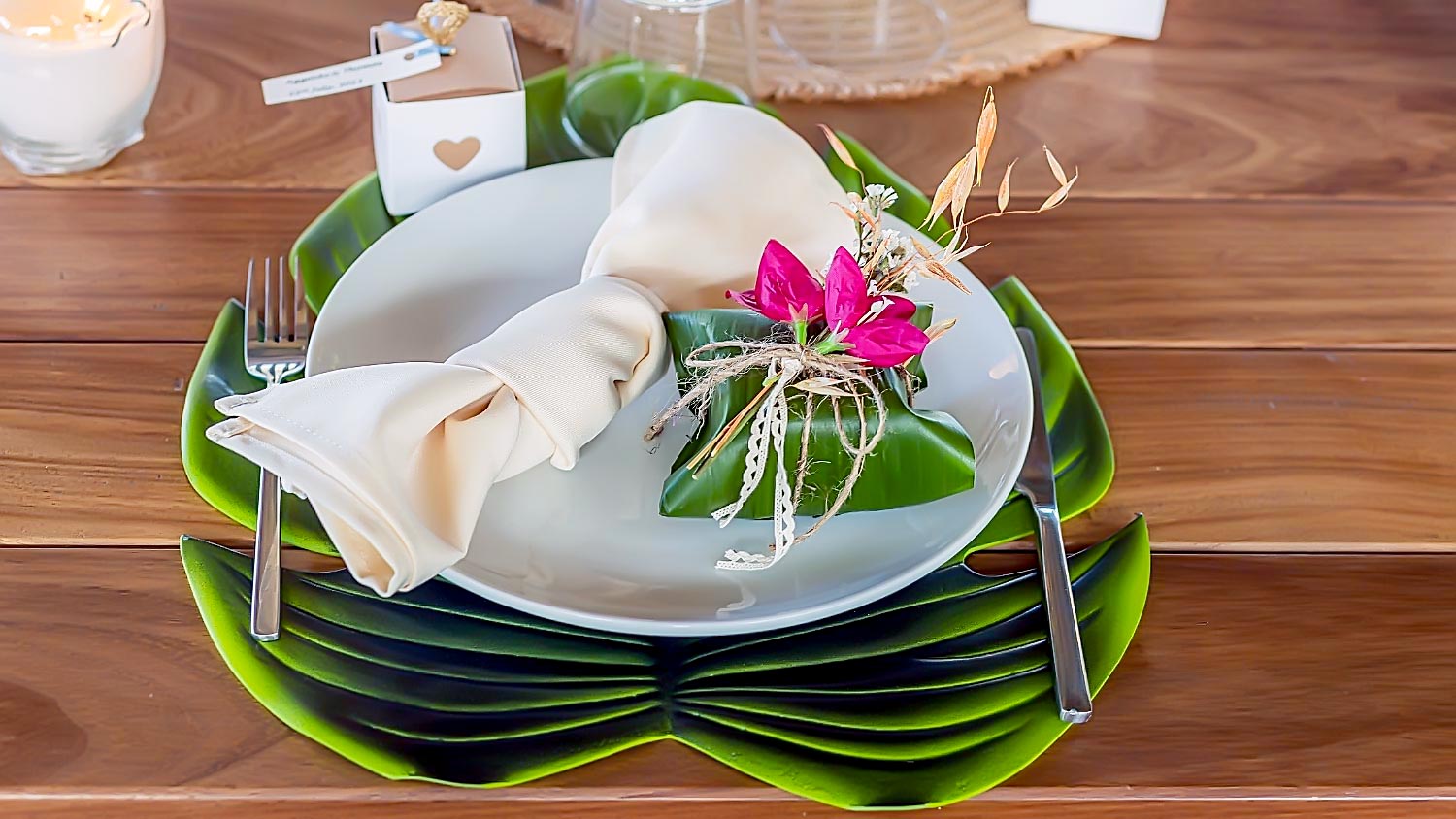 Tropical art de la table at ONA by Rogdaki Events featuring bold colors