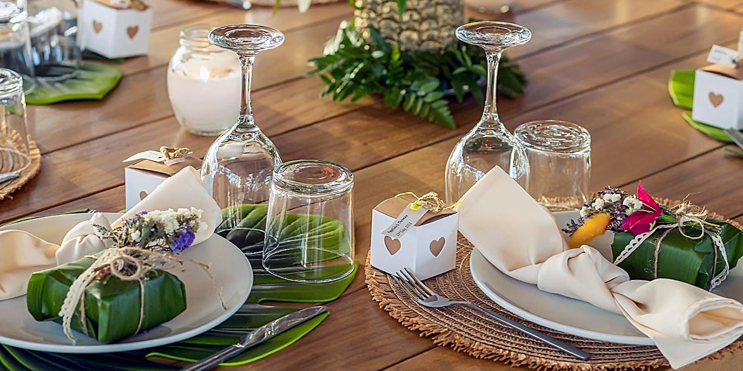 Tropical table setting από τη Rogdaki Events στο ONA με έντονα χρώματα και εξωτικά στοιχεία. 2