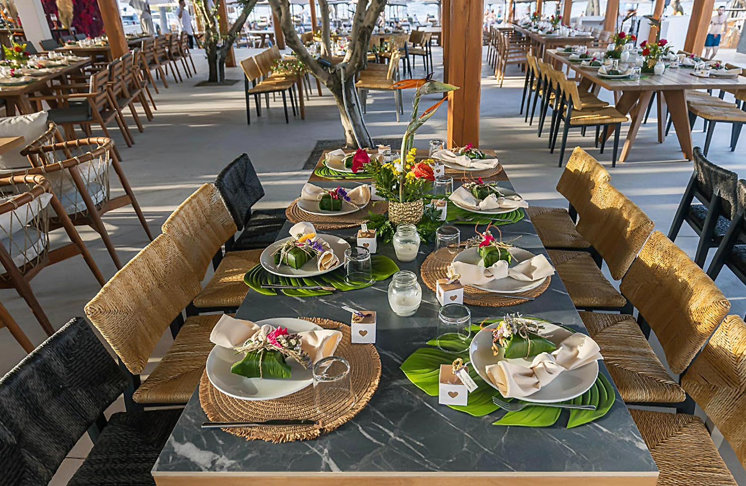 Tropical table styling by Rogdaki Events at ONA, blending natural textures with refined elegance.