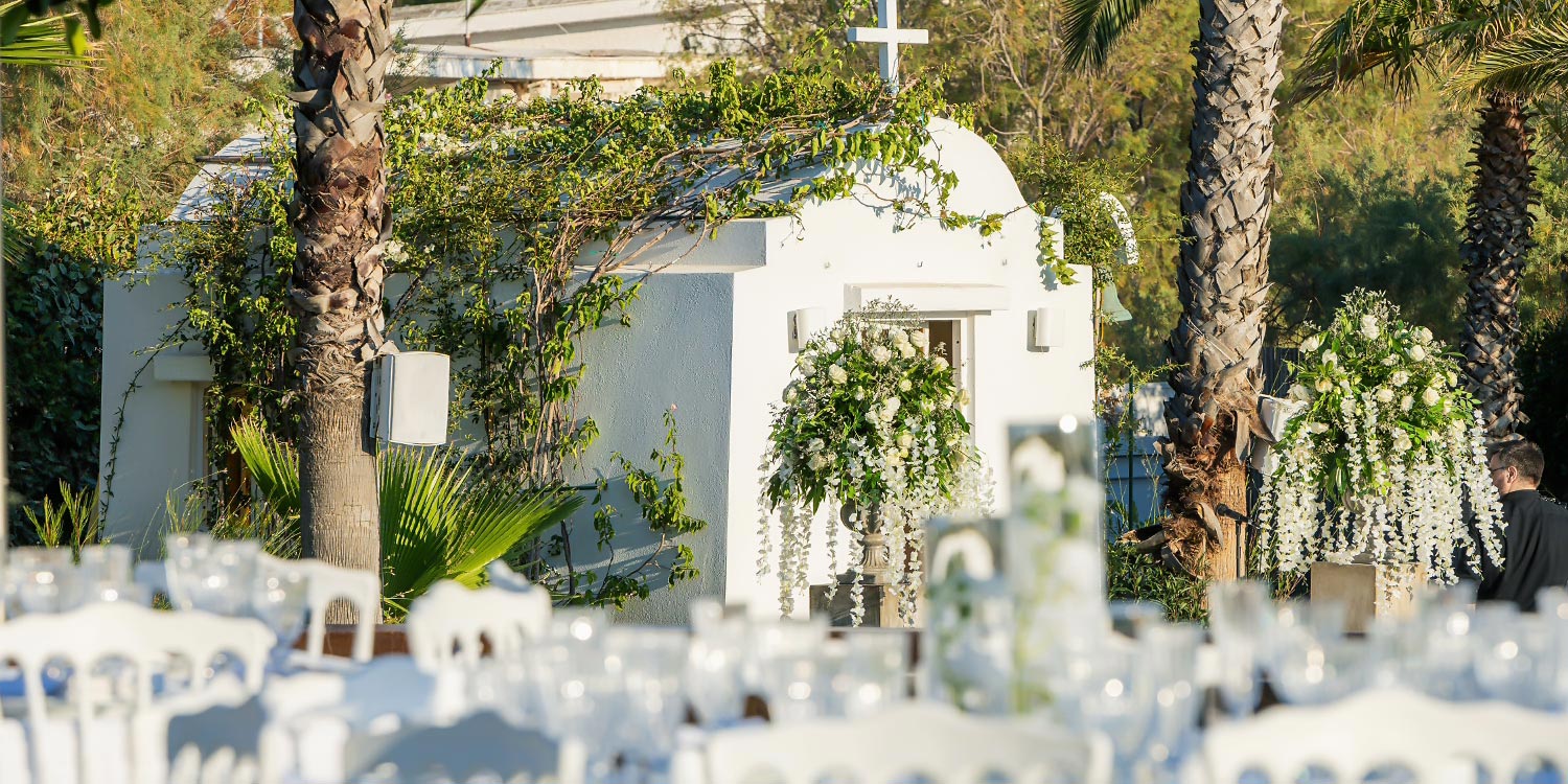 Minimal destination wedding στο Κτήμα 48 5 Tο γραφικό εκκλησάκι του Ktima 48, με minimal στολισμό από τη Rogdaki Events.