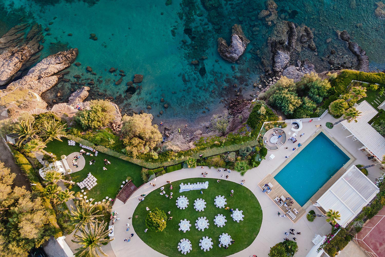 Minimal destination wedding στο Κτήμα 48 1 Ένας minimal wedding destination γάμος από τη Rogdaki Events στο Ktima 48, με θέα το απέραντο γαλάζιο.