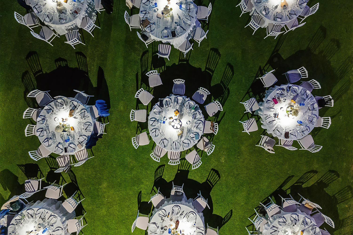 Minimal destination wedding στο Κτήμα 48 28 Εναέρια άποψη της δεξίωσης με μίνιμαλ στολισμό από τη Rogdaki Events στο Κτήμα 48 τη νύχτα.