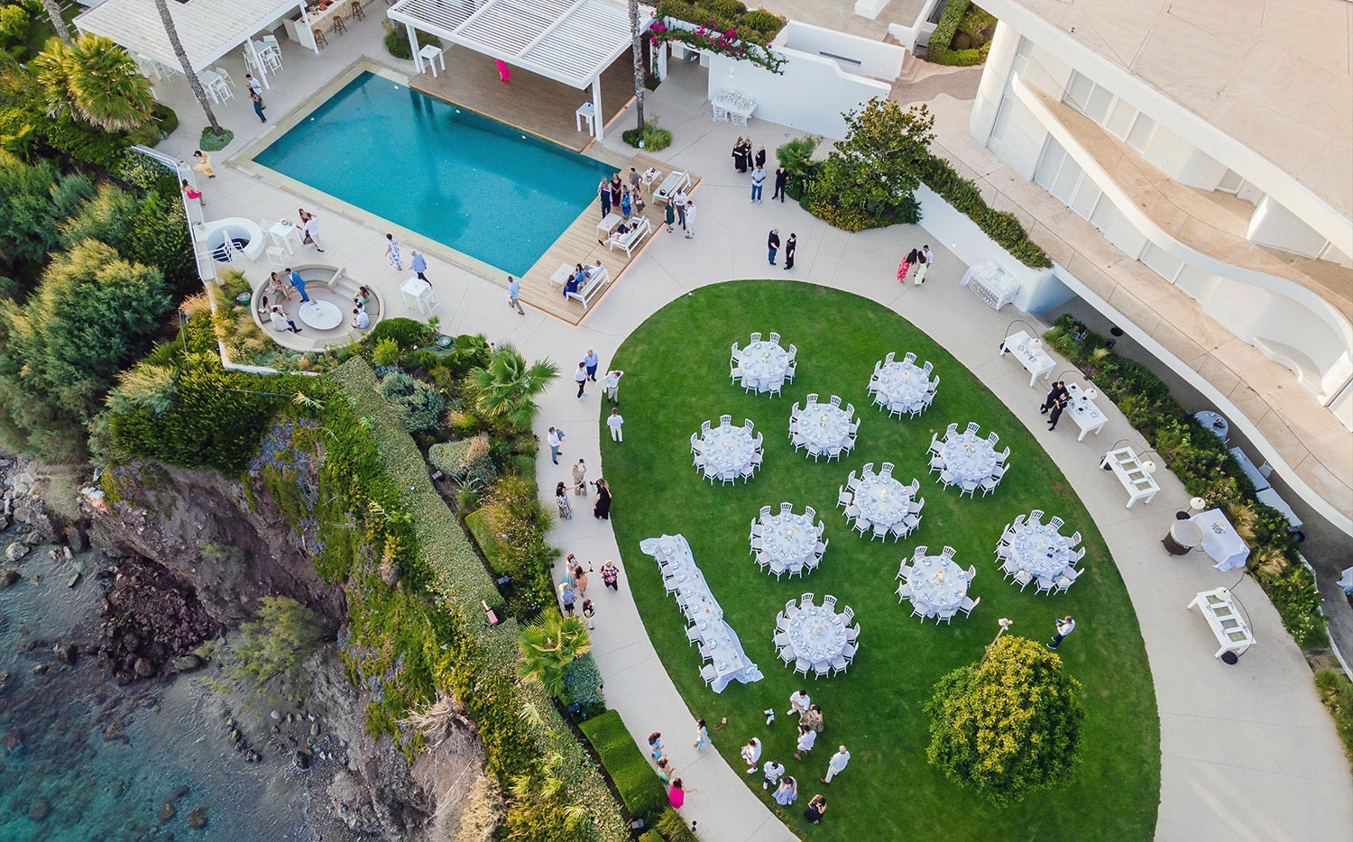 Minimal destination wedding στο Κτήμα 48 17 Εναέρια άποψη του χώρου με Μίνιμαλ στολισμό από τη Rogdaki Events στο Κτήμα 48 και την πισίνα.