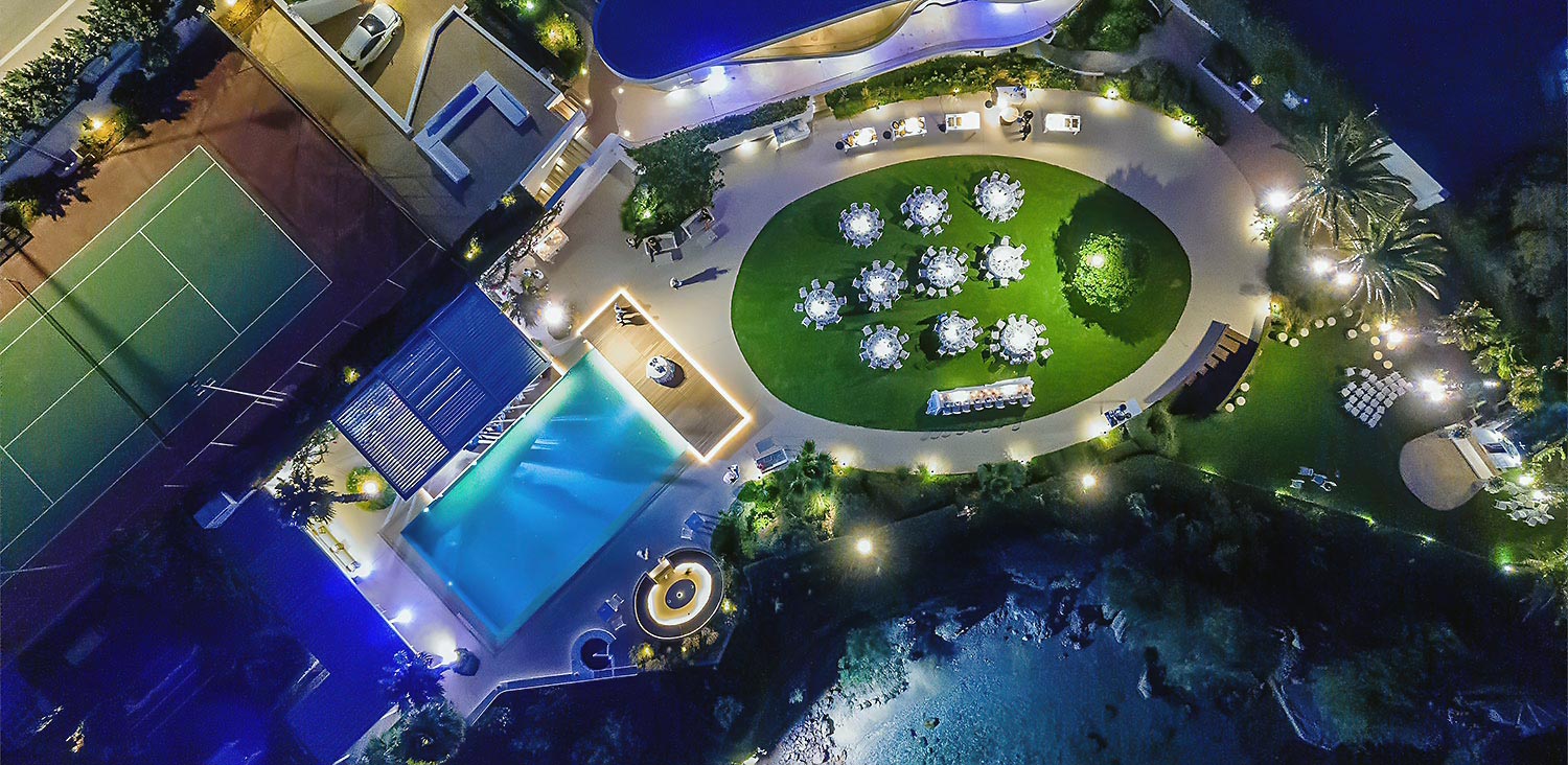 Minimal destination wedding στο Κτήμα 48 32 Εναέρια νυχτερινή λήψη με Μίνιμαλ στολισμό από τη Rogdaki Events στο Κτήμα 48 και φωτισμένη πισίνα