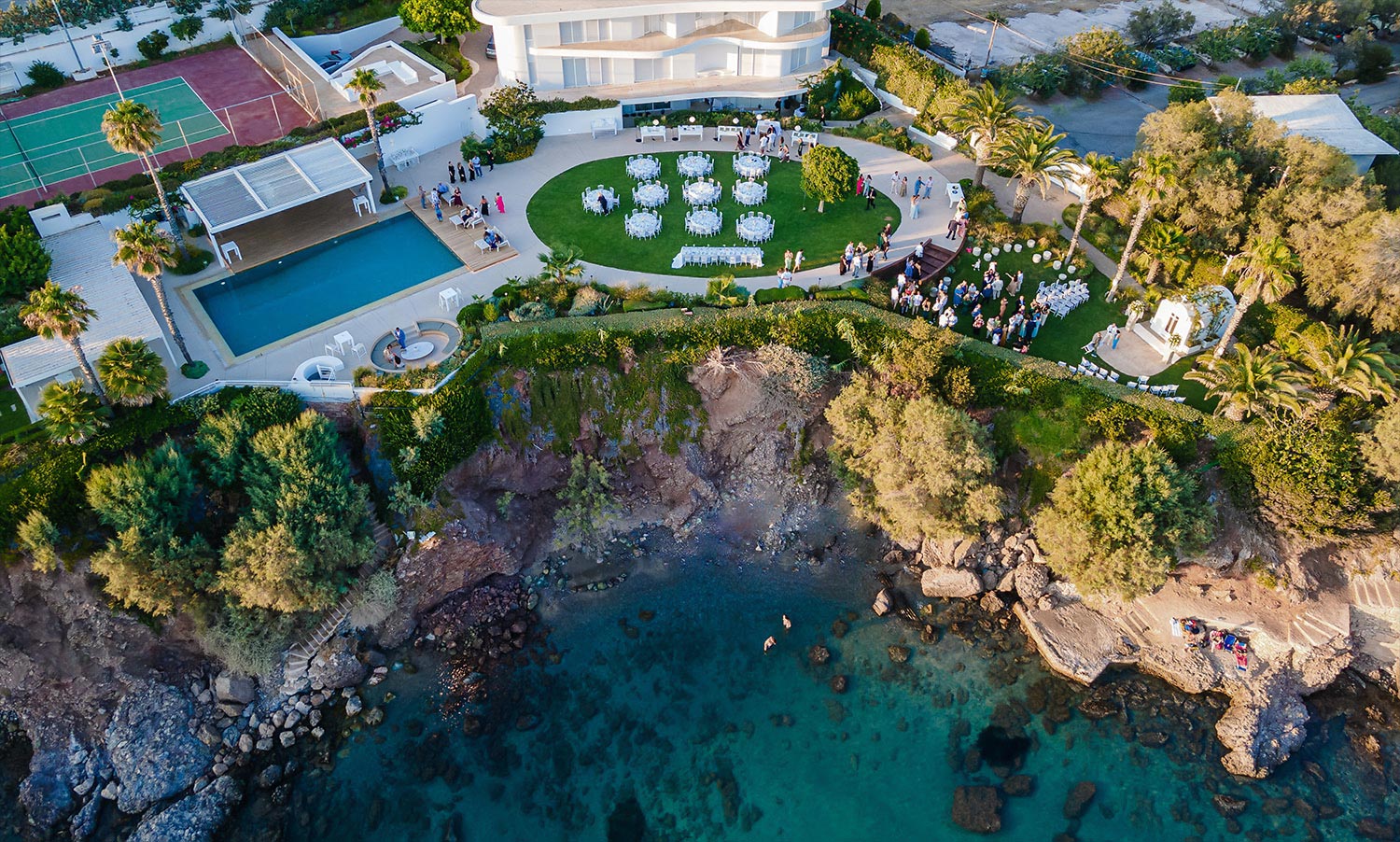 Minimal destination wedding στο Κτήμα 48 16 Εντυπωσιακός minimal wedding destination γάμος από τη Rogdaki Events στο παραθαλάσσιο Κτήμα 48 στην Αθηναική Ριβιέρα.