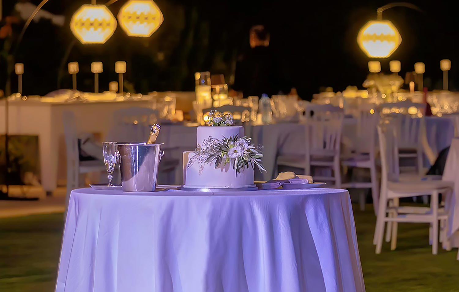 Minimal destination wedding στο Κτήμα 48 30 Λευκή τούρτα γάμου με Μίνιμαλ στολισμό από τη Rogdaki Events στο Κτήμα 48 κατά τη δεξίωση.