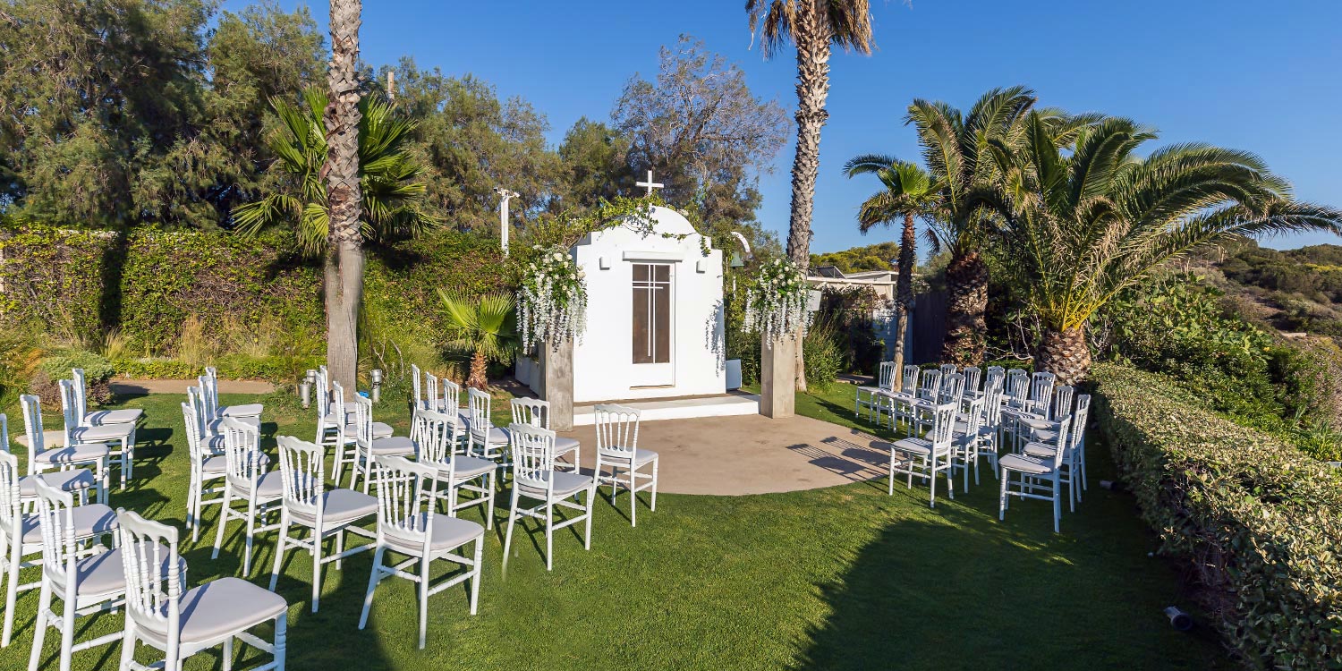 Minimal destination wedding στο Κτήμα 48 6 Μίνιμαλ στολισμός από τη Rogdaki Events στο Κτήμα 48 για μια τελετή δίπλα στη θάλασσα.