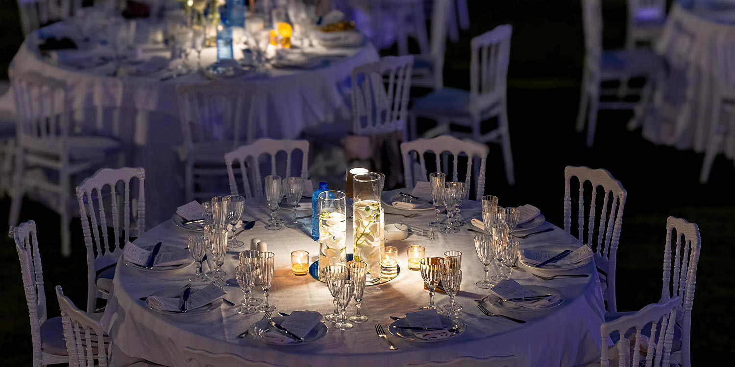 Minimal destination wedding στο Κτήμα 48 31 Μίνιμαλ στολισμός από τη Rogdaki Events στο Κτήμα 48 με ατμοσφαιρικό φωτισμό και κεριά