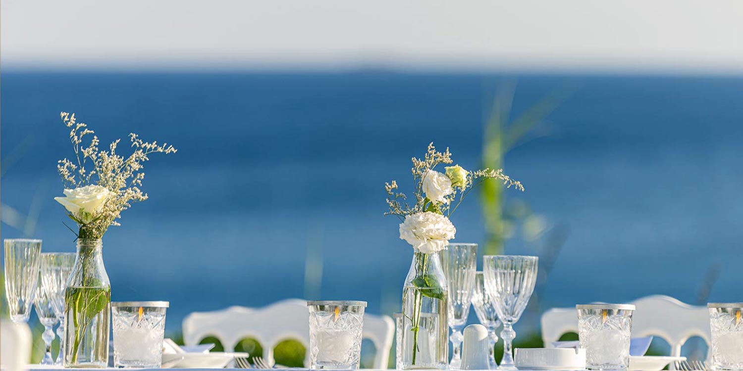 Minimal destination wedding στο Κτήμα 48 23 Μίνιμαλ στολισμός από τη Rogdaki Events στο Κτήμα 48 με κομψά βάζα και κεριά στο τραπέζι