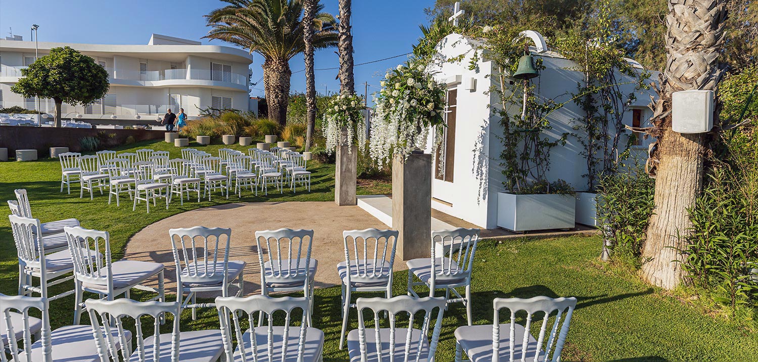 Minimal destination wedding στο Κτήμα 48 7 Μίνιμαλ στολισμός από τη Rogdaki Events στο Κτήμα 48 με λευκά άνθη στο εκκλησάκι δίπλα στη θάλασσα.