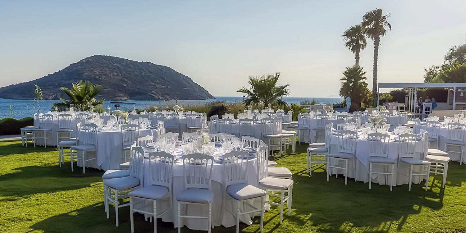 Minimal destination wedding στο Κτήμα 48 19 Μίνιμαλ στολισμός από τη Rogdaki Events στο Κτήμα 48 με λευκά τραπέζια δεξίωσης και θέα τη θάλασσα.