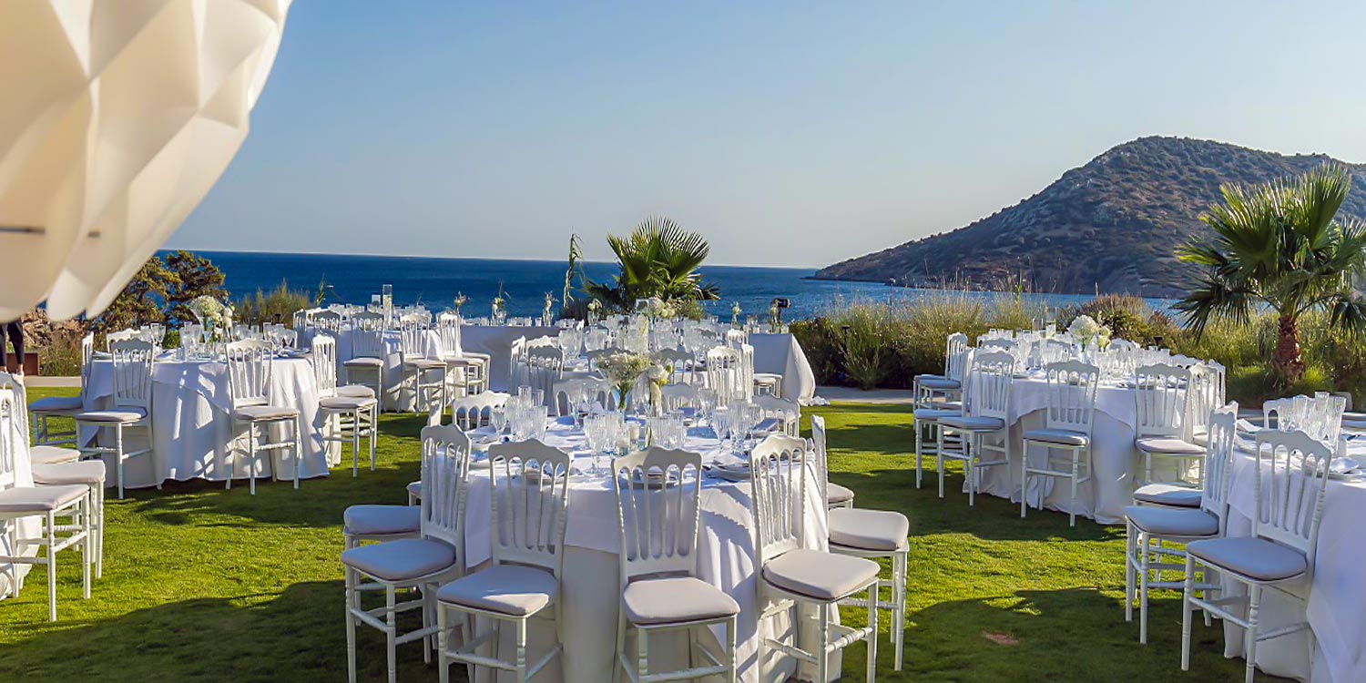 Minimal destination wedding στο Κτήμα 48 25 Μίνιμαλ στολισμός από τη Rogdaki Events στο Κτήμα 48 με λευκά τραπέζια και θέα το απέραντο γαλάζιο.