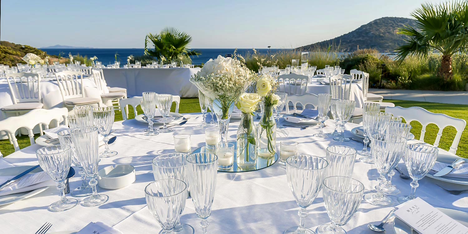 Minimal destination wedding στο Κτήμα 48 22 Μίνιμαλ στολισμός από τη Rogdaki Events στο Κτήμα 48 με λευκές ανθοσυνθέσεις στα τραπέζια της δεξίωσης.