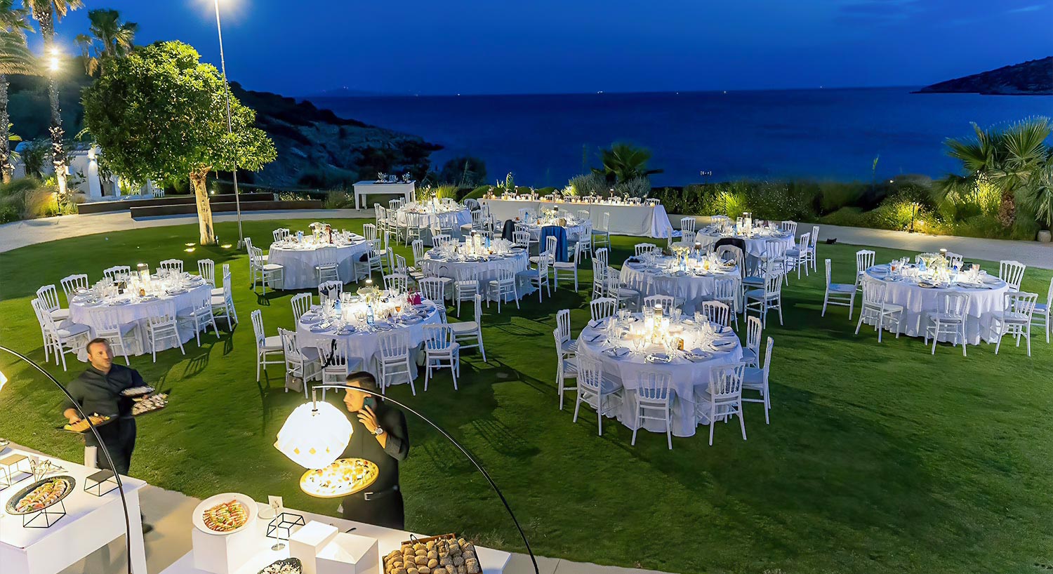 Minimal destination wedding στο Κτήμα 48 27 Μίνιμαλ στολισμός από τη Rogdaki Events στο Κτήμα 48 με φωτισμένα τραπέζια δεξίωσης κάτω από τα αστέρια.