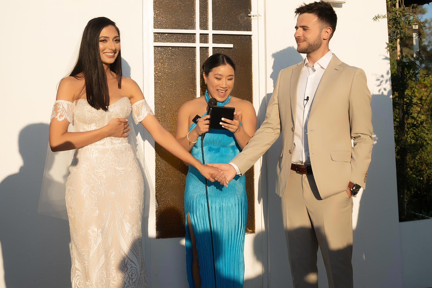 Minimal destination wedding στο Κτήμα 48 12 Ο James και η Daniela κρατιούνται από το χέρι κατά τη διάρκεια της γαμήλιας τελετής τους στο Κτήμα 48, σε οργάνωση της Rogdaki Events.