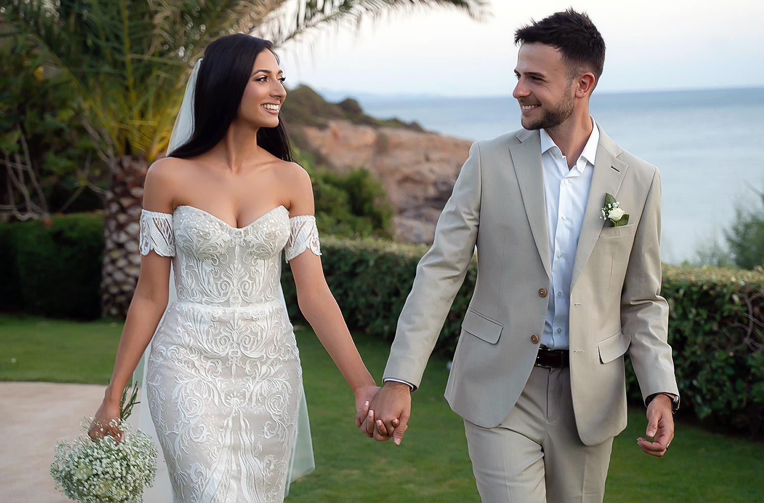 Minimal destination wedding στο Κτήμα 48 26 Ο James και η Daniela με Μίνιμαλ στολισμό από τη Rogdaki Events στο Κτήμα 48 περπατούν ευτυχισμένοι.