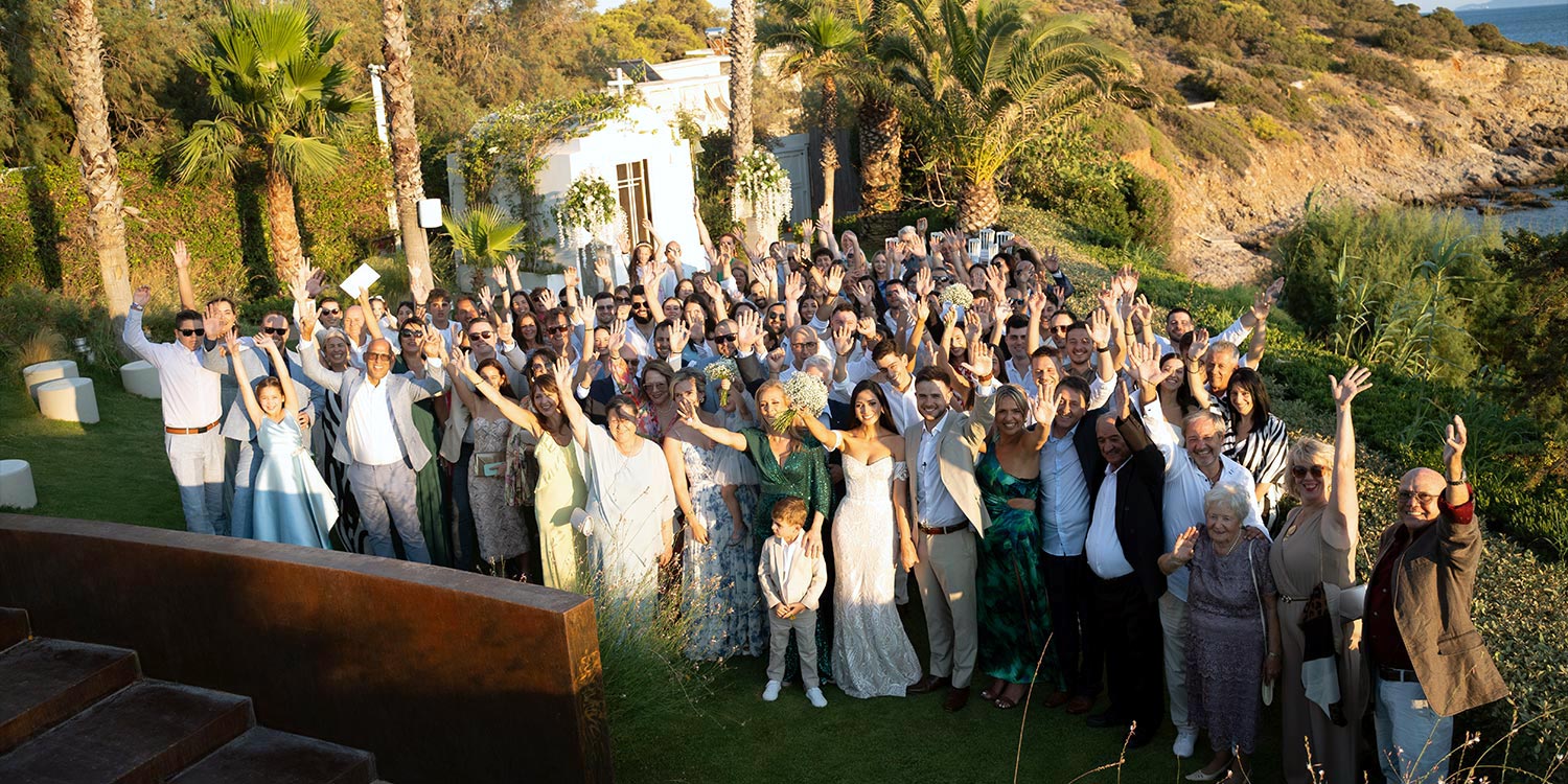 Minimal destination wedding στο Κτήμα 48 14 Ο James και η Daniela με τους καλεσμένους και μίνιμαλ στολισμό από τη Rogdaki Events στο Κτήμα 48