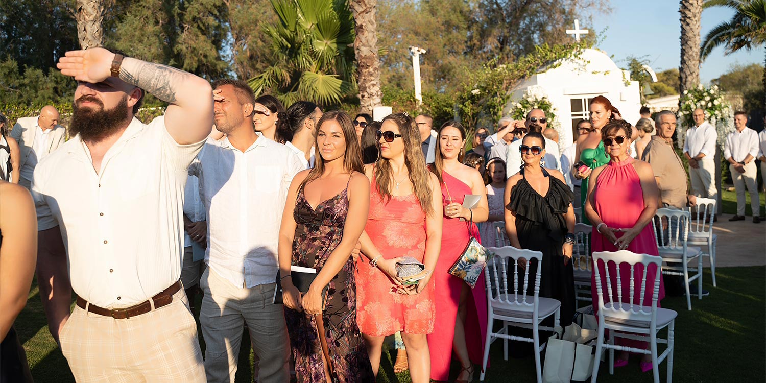 Minimal destination wedding στο Κτήμα 48 11 Οι καλεσμένοι αναζητούν και περιμένουν την άφιξη της νύφης στο εκκλησάκι του Κτήματος 48, με μίνιμαλ στολισμό από τη Rogdaki Events.