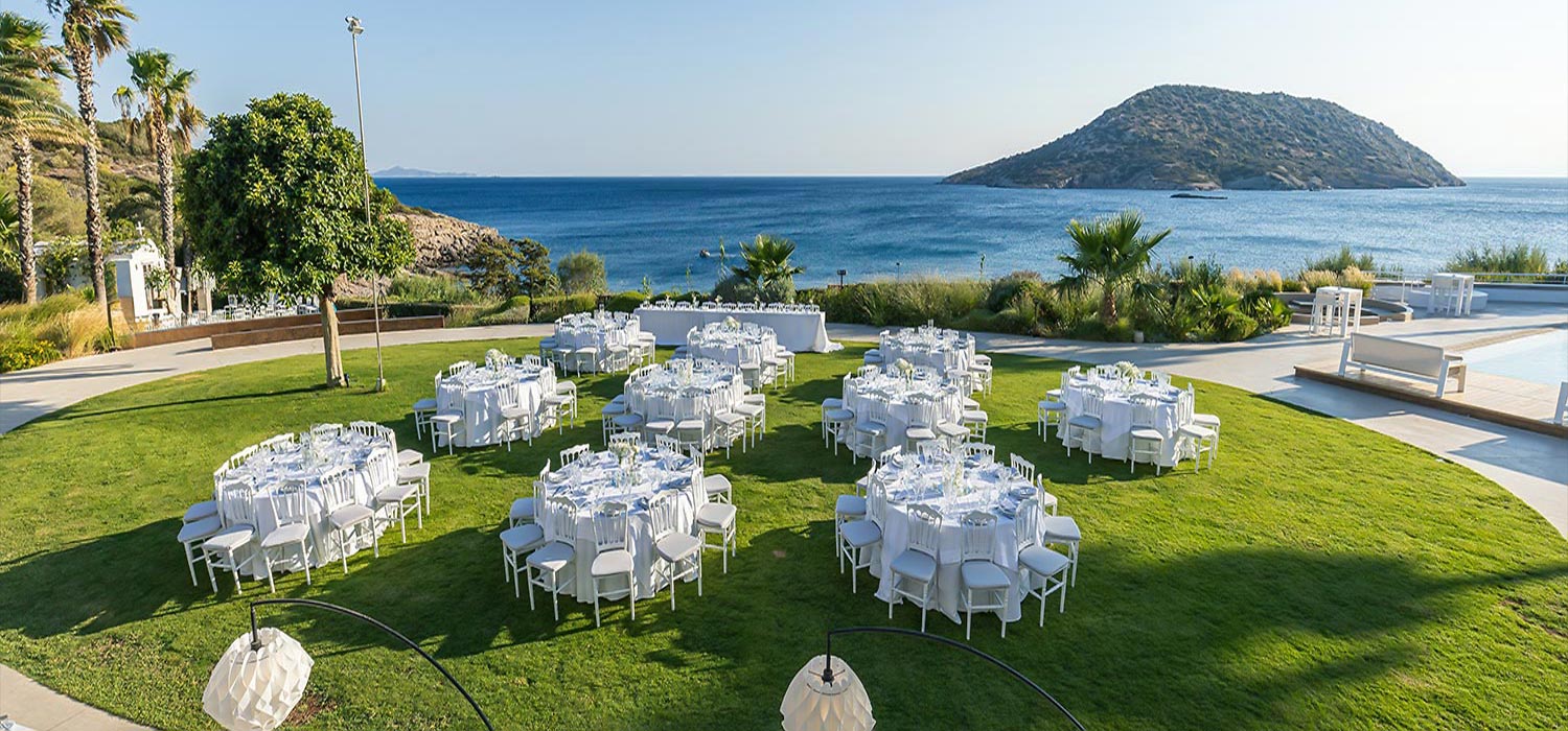 Minimal destination wedding στο Κτήμα 48 18 Ολοκληρωμένος Μίνιμαλ στολισμός από τη Rogdaki Events στο Κτήμα 48 με θέα τη θάλασσα.
