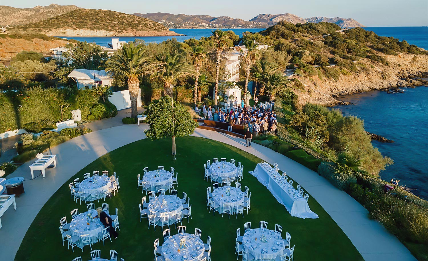 Minimal destination wedding στο Κτήμα 48 15 Πανοραμική λήψη της δεξίωσης με μίνιμαλ στολισμό από τη Rogdaki Events στο Κτήμα 48 δίπλα στη θάλασσα