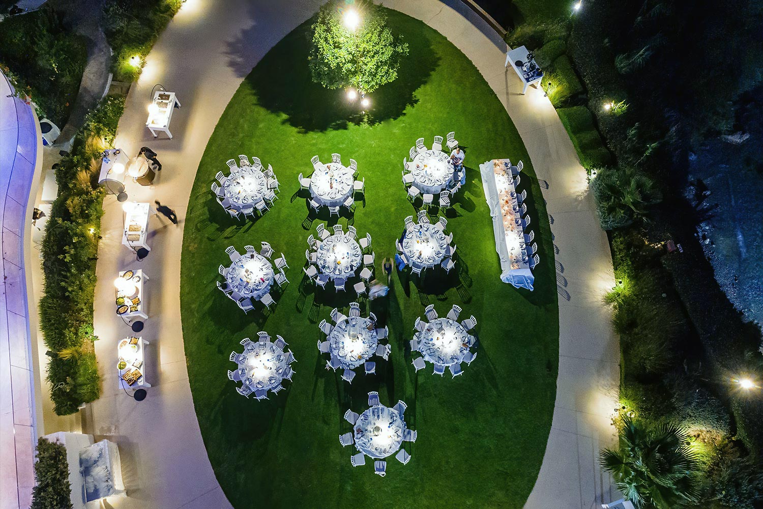 Minimal destination wedding στο Κτήμα 48 29 Πανοραμική νυχτερινή λήψη με Μίνιμαλ στολισμό από τη Rogdaki Events στο Κτήμα 48 στην Αθηναική Ριβιέρα.