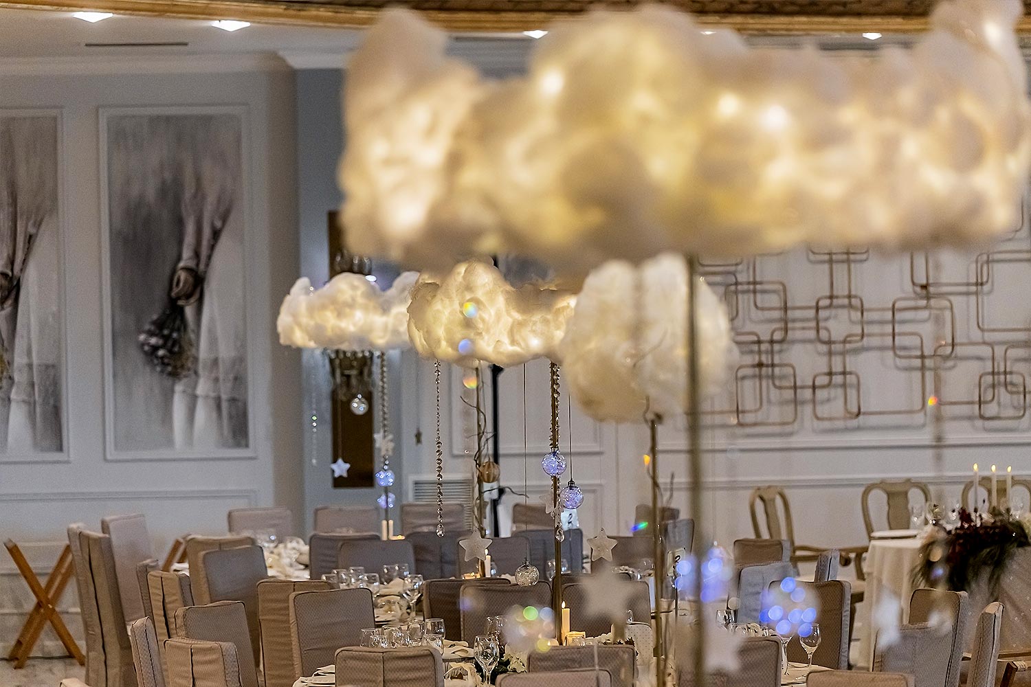 Χριστουγεννιάτικη Βάπτιση με Θέμα Σύννεφα & Αστέρια 28 Χριστουγεννιάτικη βάπτιση στο Πυθάρι με φωτεινά σύννεφα και elegant styling Rogdaki Events.