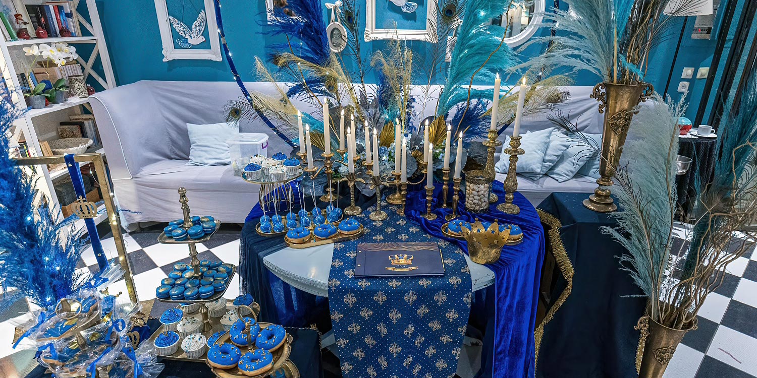 Βάπτιση Royal Baby | Elegant Στολισμός Μπλε & Χρυσό 16 Αριστοκρατικό candy bar από τη Rogdaki Events με μπλε donuts, macarons και χρυσά κηροπήγια για τη βάπτιση Royal Baby