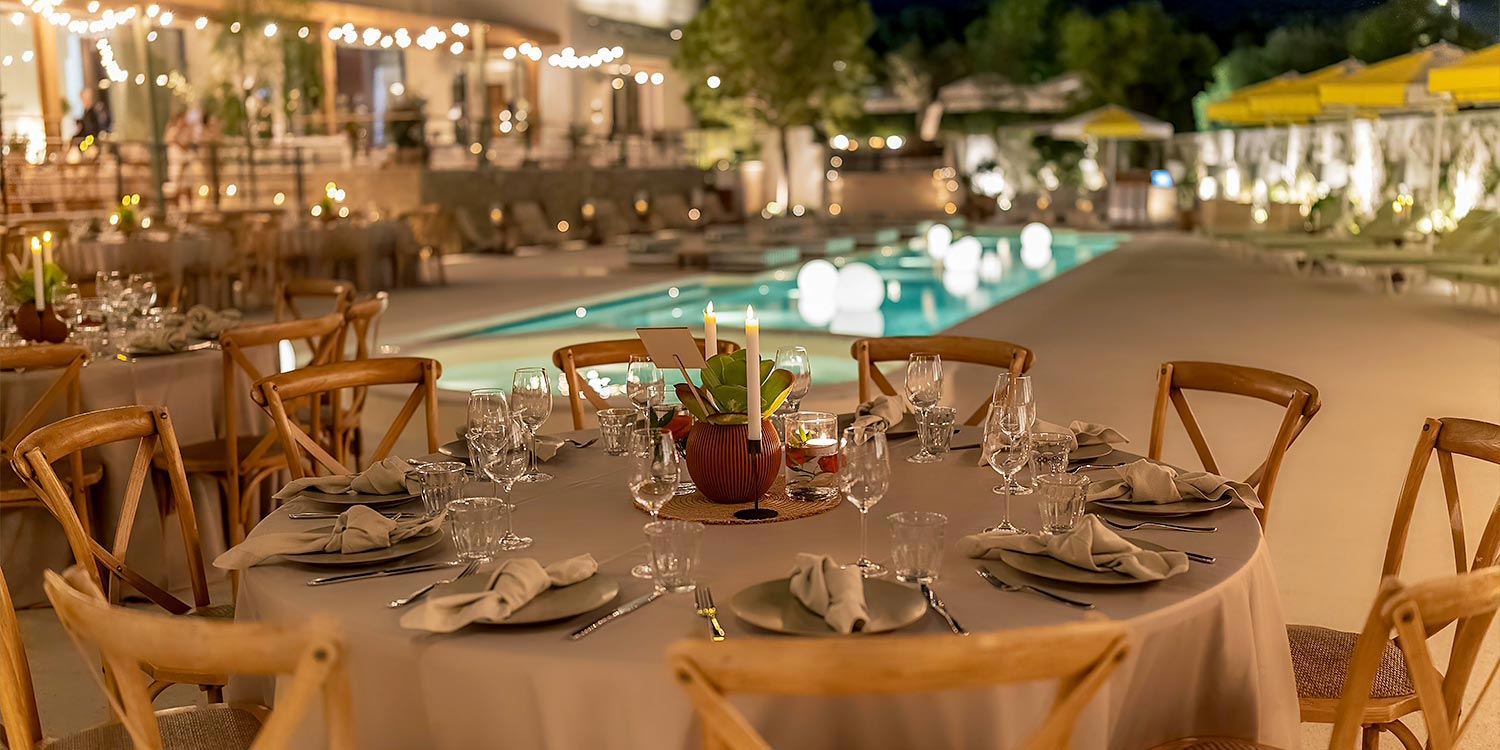 Event Styling στο Ace Hotel Athens 31 Crossback καρέκλες και λινά τραπεζομάντιλα σε εταιρικό δείπνο επιμελημένο από τη Rogdaki Events Design.