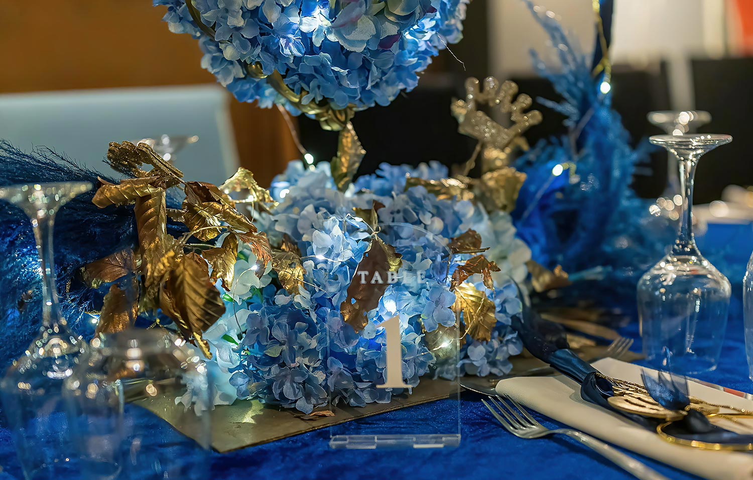 Βάπτιση Royal Baby | Elegant Στολισμός Μπλε & Χρυσό 21 Custom αρίθμηση τραπεζιών σε χρυσό πλαίσιο από τη Rogdaki Events, με το χαρακτηριστικό στέμμα της βάπτισης Royal Baby