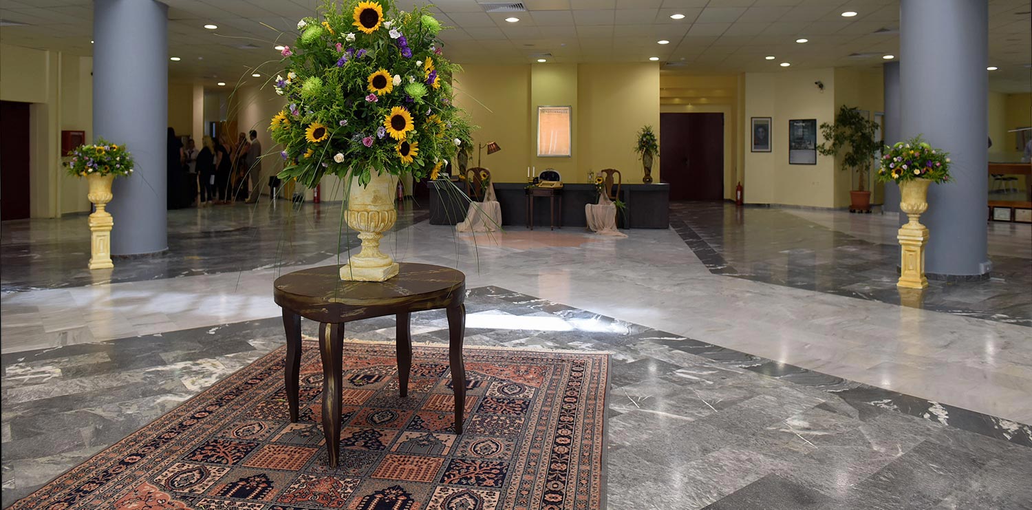 Στολισμός Εταιρικής Εκδήλωσης για τα 130 Χρόνια της Εφημερίδας «Πελοπόννησος» 8 Διακόσμηση εισόδου με κεντρική ανθοστήλη και vintage έπιπλα, επιμελημένη από την Άννα Μαρία Ρογδάκη