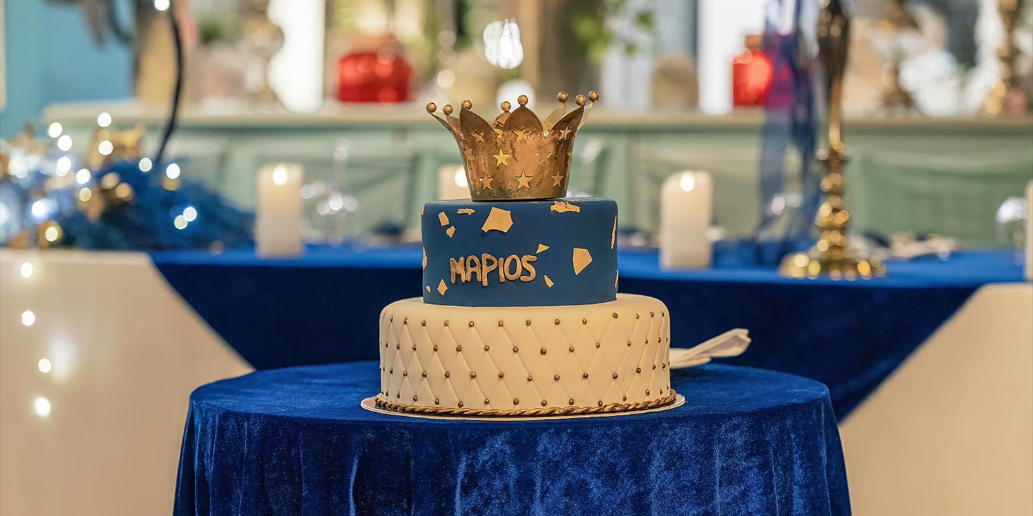 Βάπτιση Royal Baby | Elegant Στολισμός Μπλε & Χρυσό 15 Διώροφη τούρτα βάπτισης με χρυσή κορώνα από τη Rogdaki Events, εναρμονισμένη απόλυτα με το concept Royal Baby