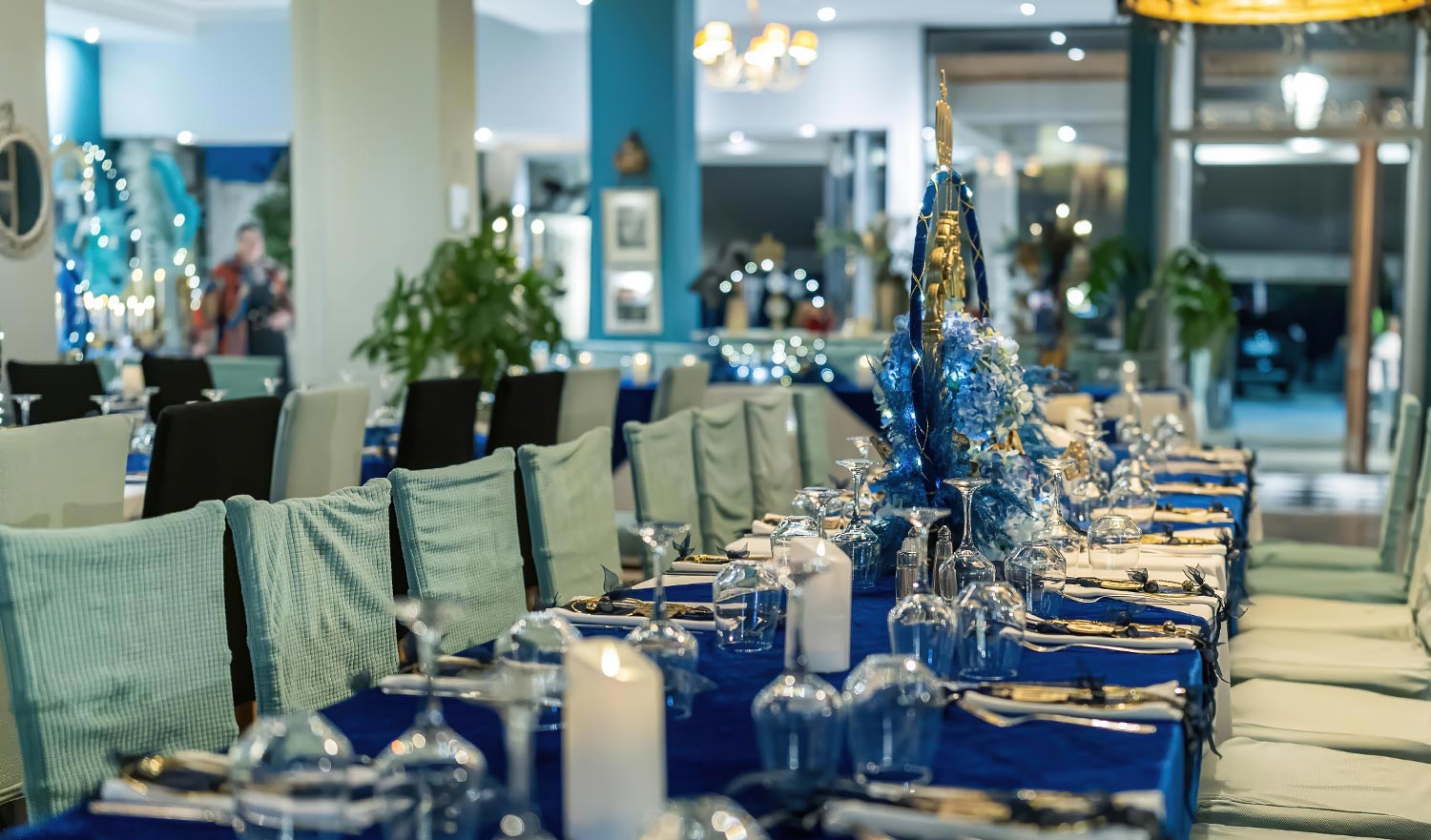 Βάπτιση Royal Baby | Elegant Στολισμός Μπλε & Χρυσό 9 Εκλεπτυσμένος στολισμός τραπεζιών από τη Rogdaki Events με κεριά και royal blue λεπτομέρειες για τη βάπτιση Royal Baby στο Lido