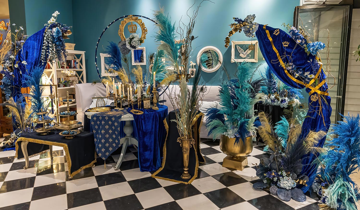 Βάπτιση Royal Baby | Elegant Στολισμός Μπλε & Χρυσό 6 Εντυπωσιακό candy bar από τη Rogdaki Events στο Lido Patras, με royal blue βελούδο και χρυσές λεπτομέρειες για τη βάπτιση Royal Baby