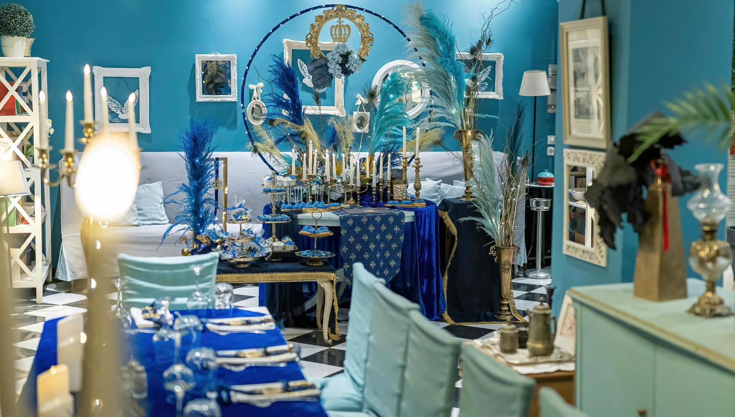 Βάπτιση Royal Baby | Elegant Στολισμός Μπλε & Χρυσό 14 Εντυπωσιακό στήσιμο candy bar από τη Rogdaki Events με royal blue υφάσματα και ατμοσφαιρικά κεριά για τη βάπτιση του μικρού Μάριου