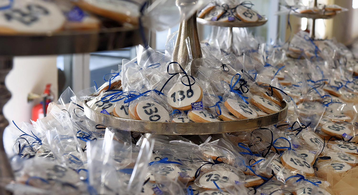 Στολισμός Εταιρικής Εκδήλωσης για τα 130 Χρόνια της Εφημερίδας «Πελοπόννησος» 5 Επετειακά μπισκότα με το λογότυπο «130 χρόνια» για την εταιρική εκδήλωση της εφημερίδας Πελοπόννησος