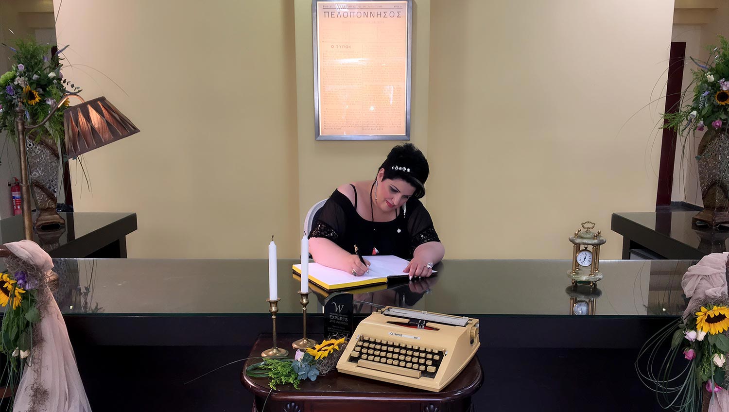 Στολισμός Εταιρικής Εκδήλωσης για τα 130 Χρόνια της Εφημερίδας «Πελοπόννησος» 11 Η designer Άννα Μαρία Ρογδάκη υπογράφει το βιβλίο ευχών στην επετειακή εκδήλωση της εφημερίδας Πελοπόννησος